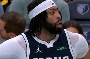 yabo浓眉哥回归赛场，突破纪录首场状态亮眼，FPX观众沸腾！的简单介绍